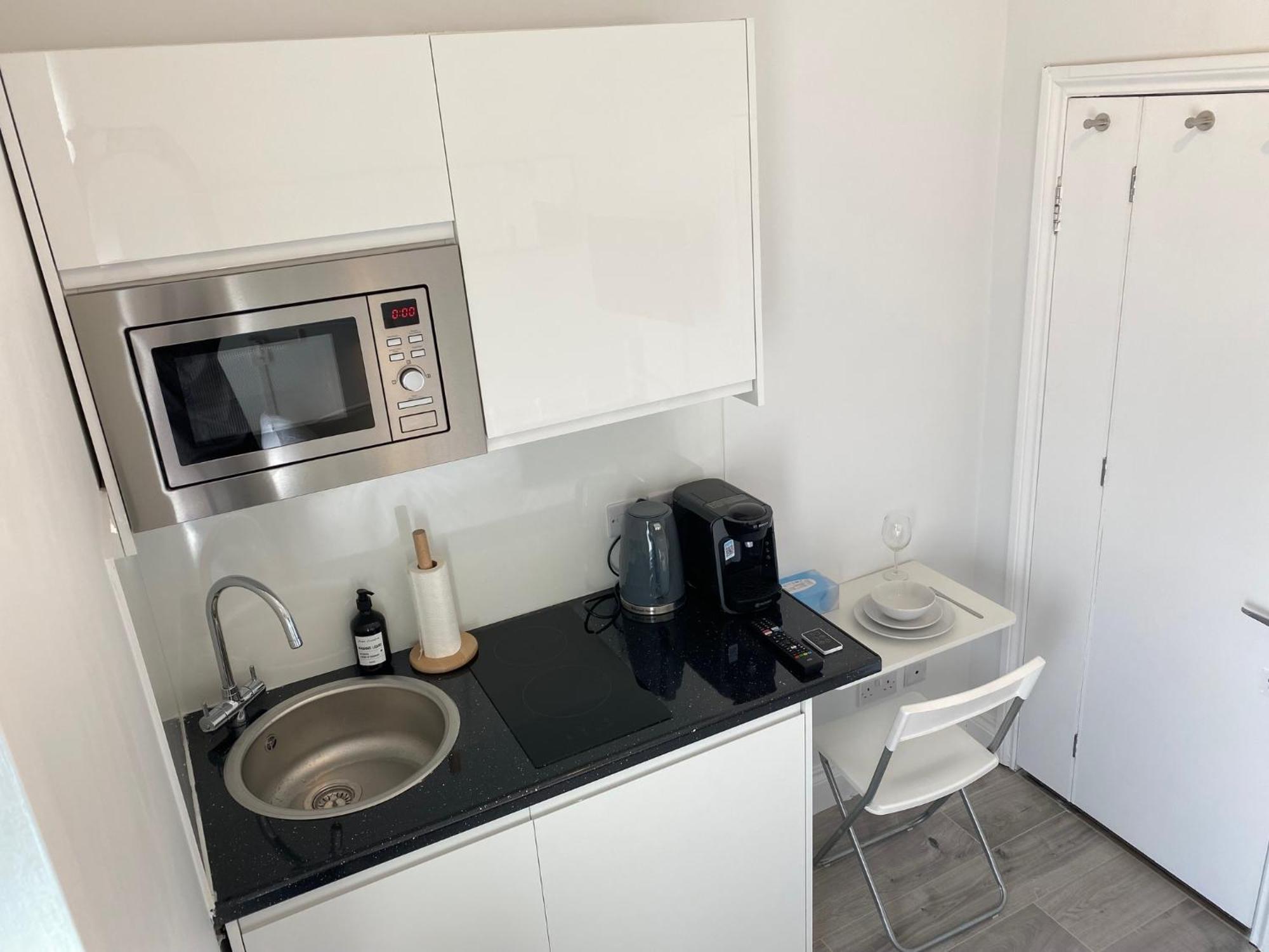 Very Close To Line Underground Shepherds Bush And Westfield Newly Refurbished Apartment London
