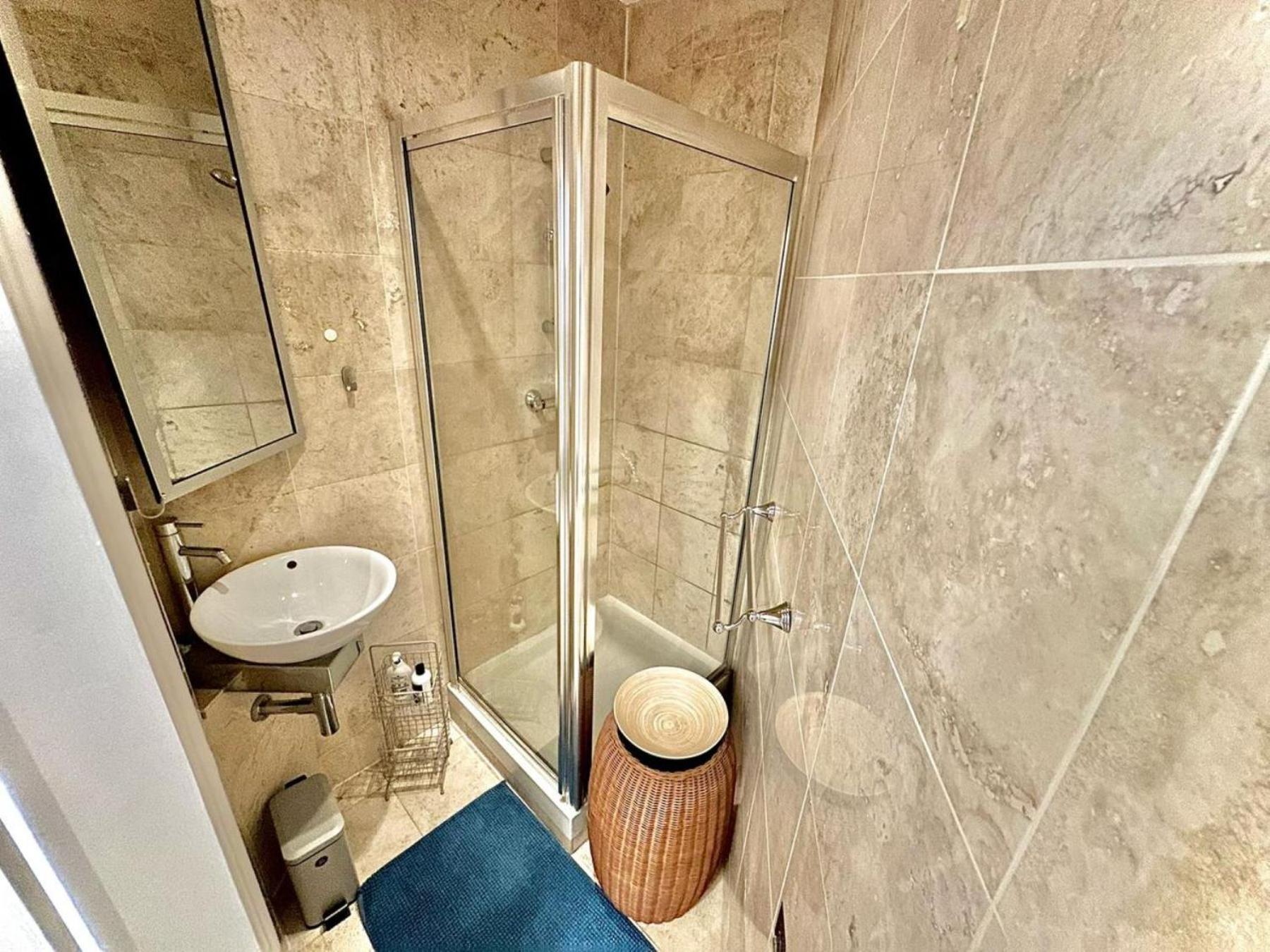 Alluring 2-bed, 2-bath Flat On High Street Kensington, Near Kensington Palace Apartment *