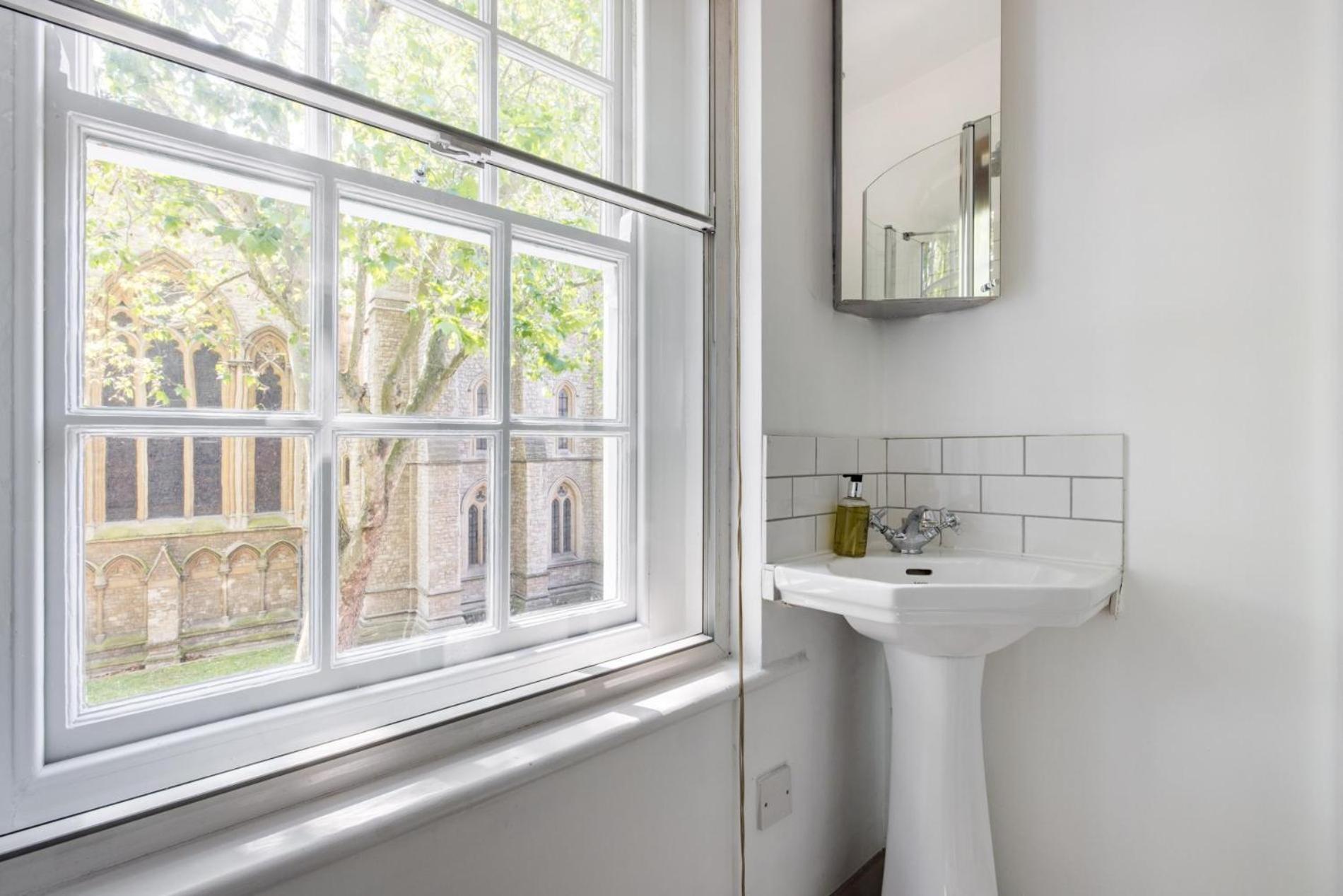 Is Yours - 2 Bedroom In Kensington Apartment