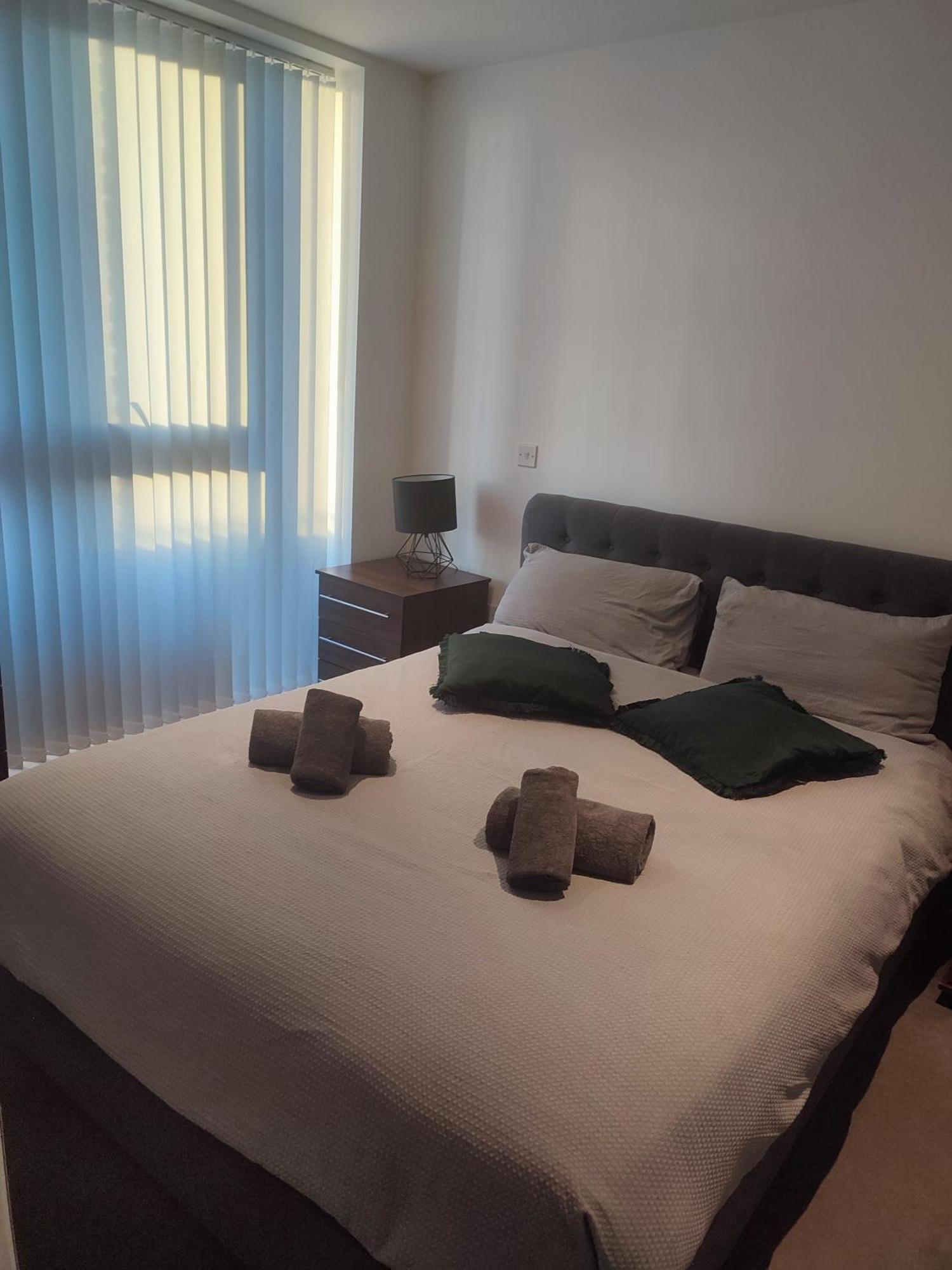 2 Bedroom 2 Bath 1 Ensuite In Roya Asenal Beautiful Views & Parking Apartamento Londres