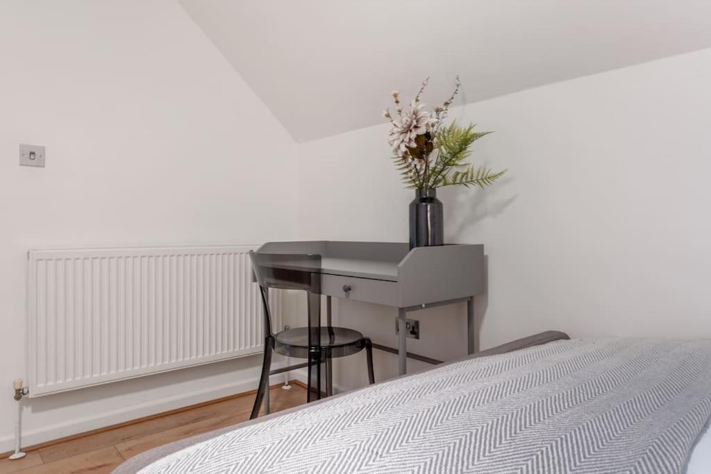 4 Beds - 20 Min To Holiday home London