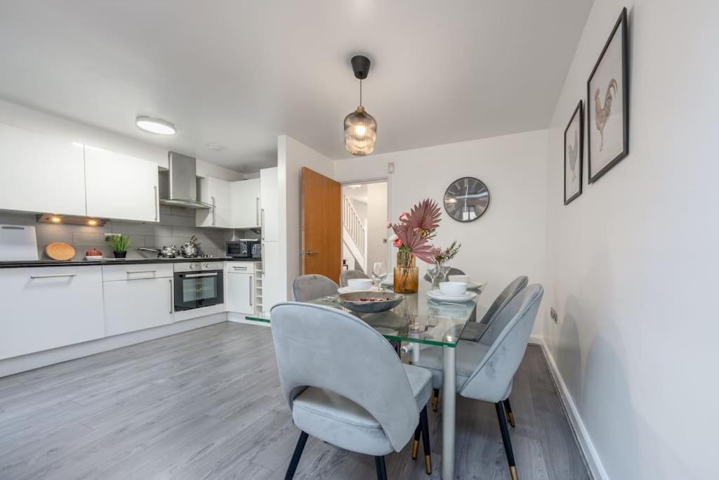 4 Beds - 20 Min To Holiday home *