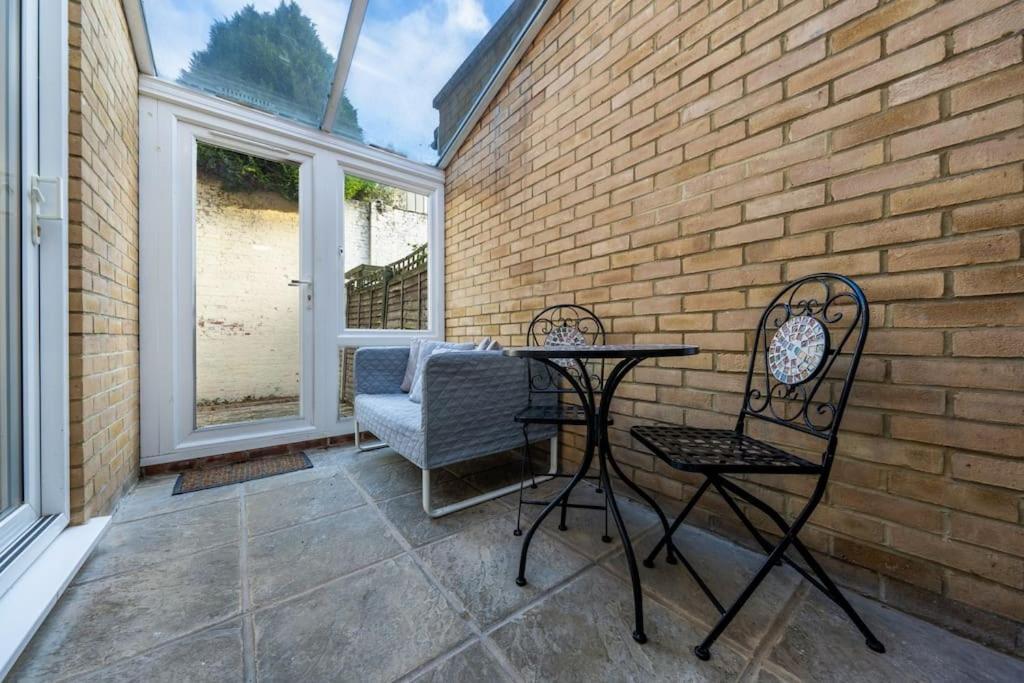 4 Beds - 20 Min To Holiday home London