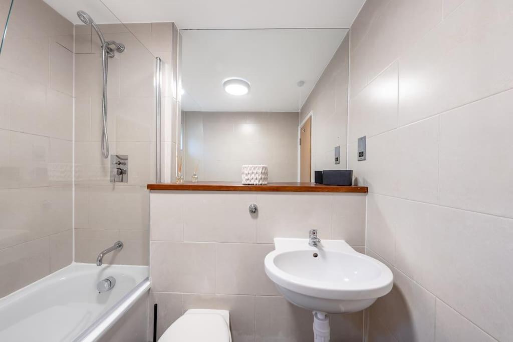 4 Beds - 20 Min To * London