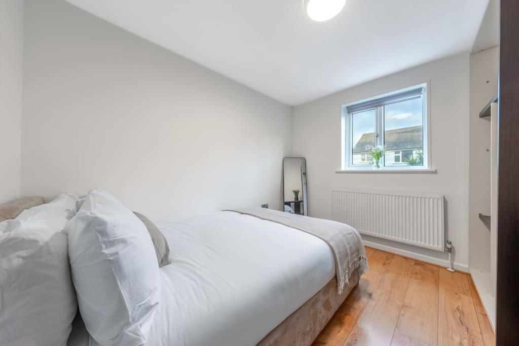 4 Beds - 20 Min To Holiday home London