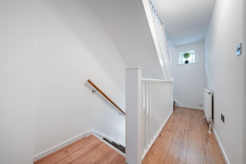 4 Beds - 20 Min To London