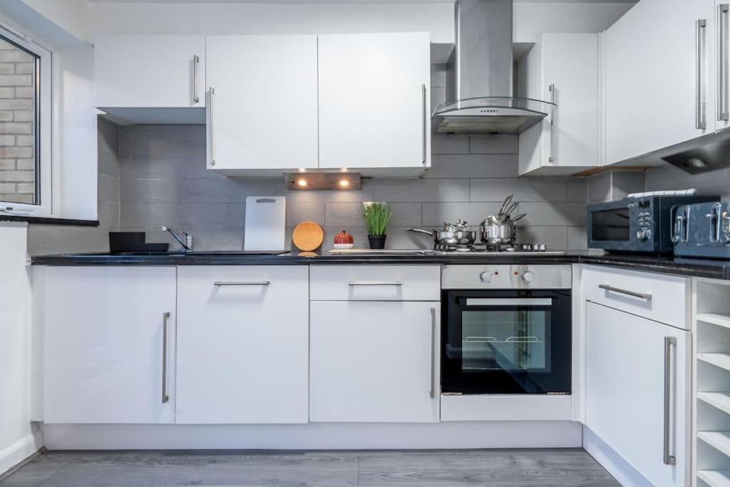 4 Beds - 20 Min To * London