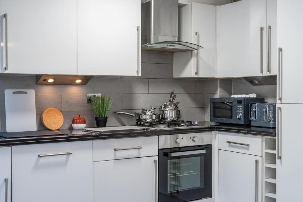 4 Beds - 20 Min To Holiday home London
