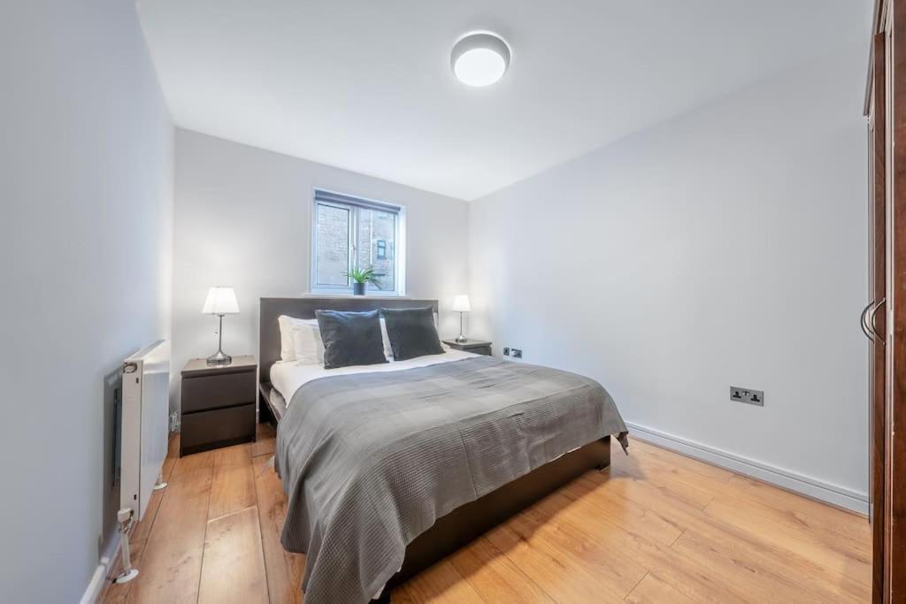 4 Beds - 20 Min To Holiday home London