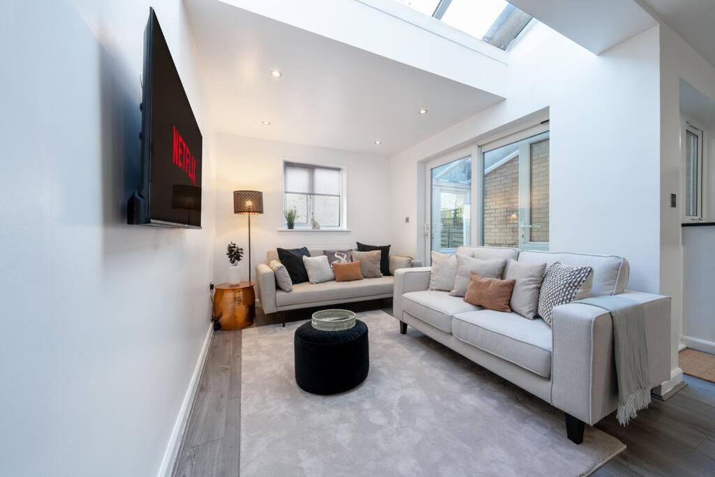 4 Beds - 20 Min To London