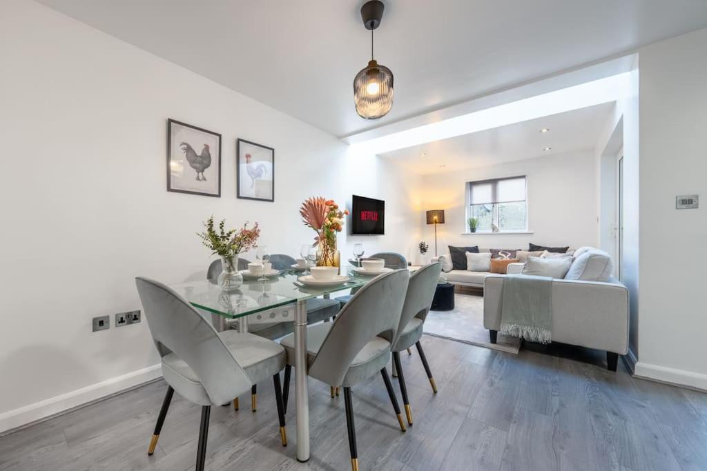 4 Beds - 20 Min To * London