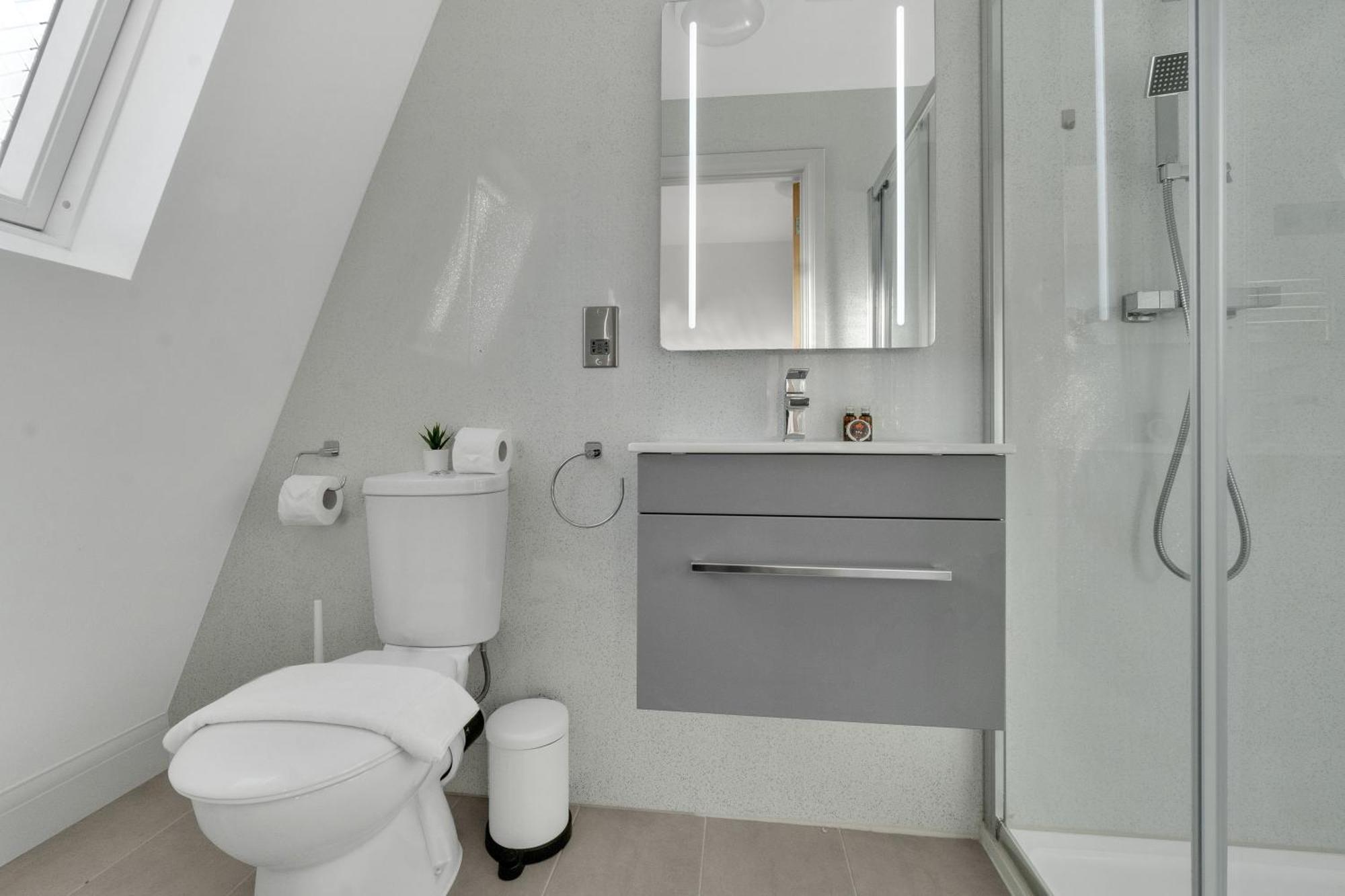 Apartment Homely - West Putney