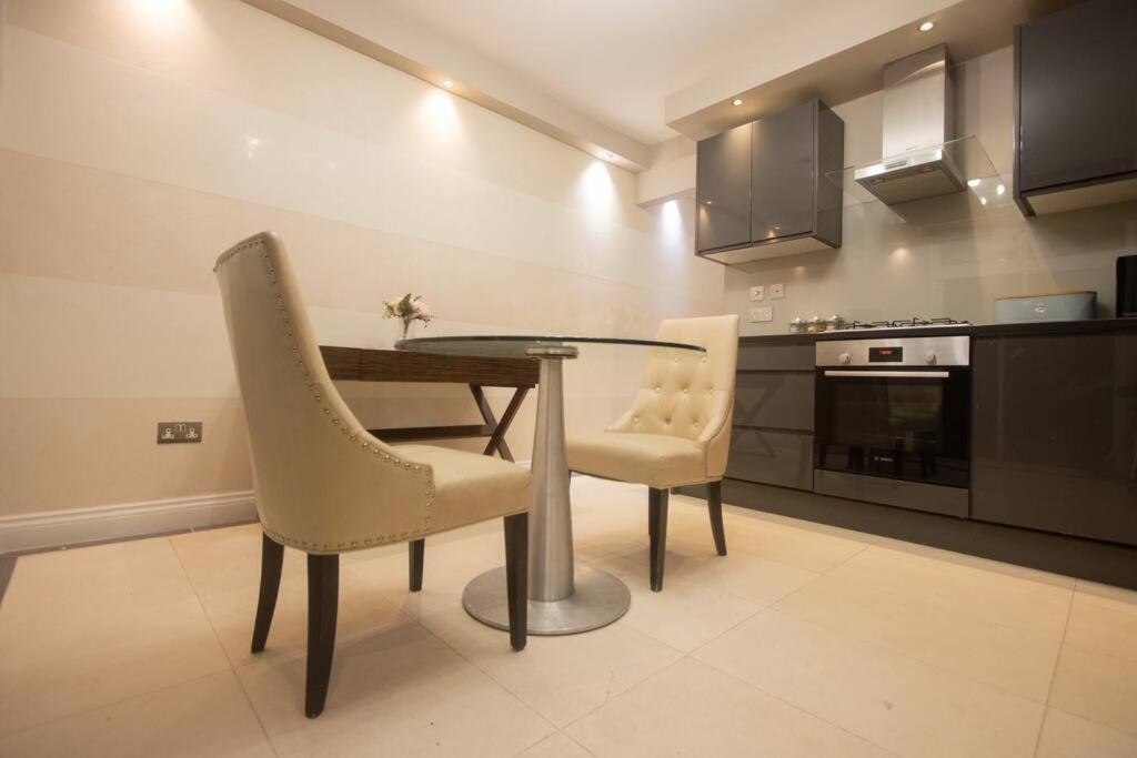 Oikoshomes Three Bedroom Flat In * London