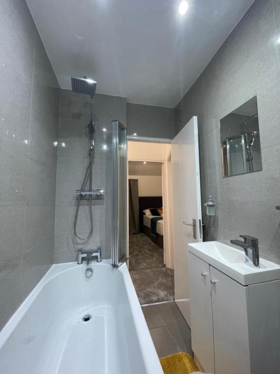 Tooting - Cosy 2 Bedroom House With Garden, 5 Mins Walk To Tube Station * Londen