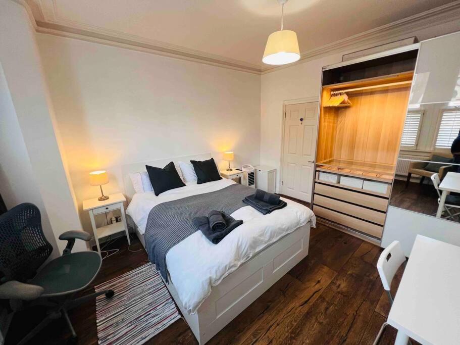 Appartement Lovely 2 Bedroom Ground Floor Flat With Garden. Londen