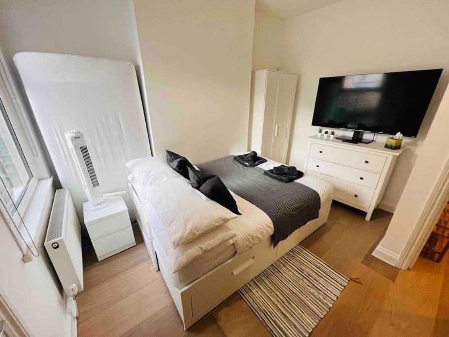 Lovely 2 Bedroom Ground Floor Flat With Garden. * Londen