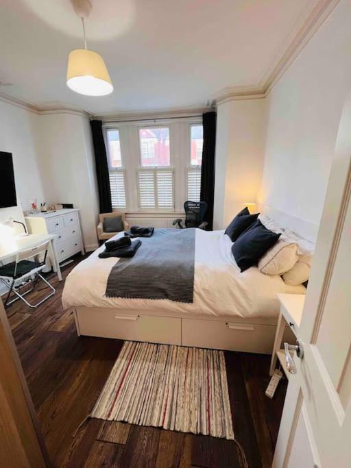 Lovely 2 Bedroom Ground Floor Flat With Garden. Appartement Londen