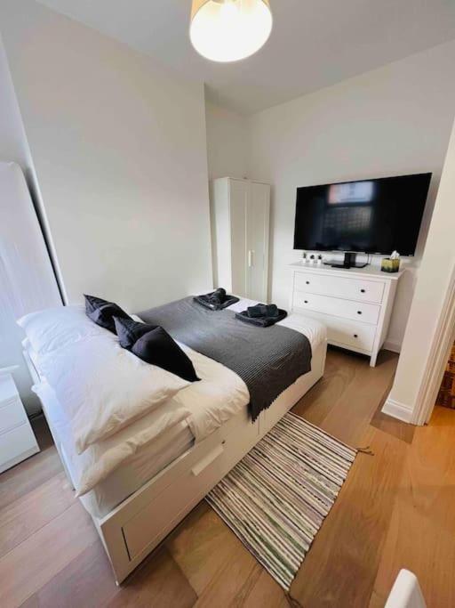Lovely 2 Bedroom Ground Floor Flat With Garden. Appartement Londen