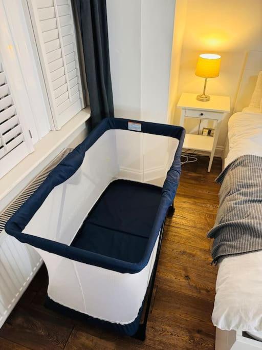 Lovely 2 Bedroom Ground Floor Flat With Garden. Appartement Londen