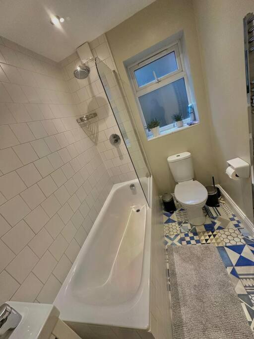 Lovely 2 Bedroom Ground Floor Flat With Garden. Londen