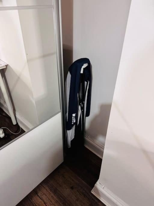 Appartement Lovely 2 Bedroom Ground Floor Flat With Garden. Londen