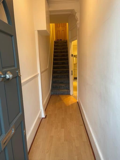Lovely 2 Bedroom Ground Floor Flat With Garden. * Londen