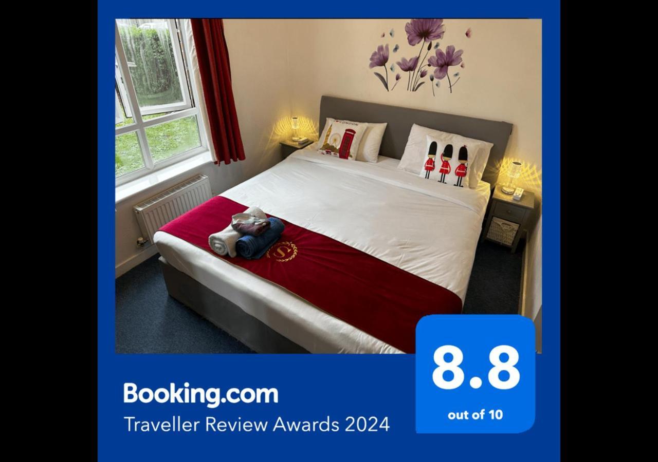 2 Bed 2 Bath - Free Parking - 3min Walk To The Train Station - 19min To Liverpool Street 5min To Victoria Line 1gb Broadband Super Fast Internet Ground Floor 100s Of Shops Restaurants Bakeries 24-hour Asda Superst * London