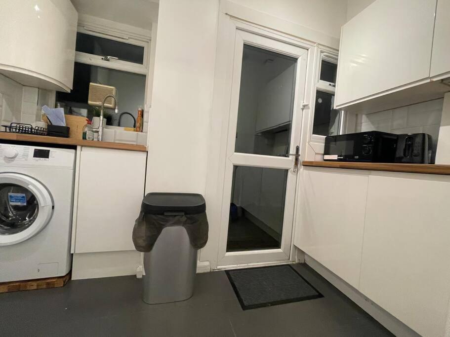 Tooting - Cosy 2 Bedroom House With Garden, 5 Mins Walk To Tube Station * Londen