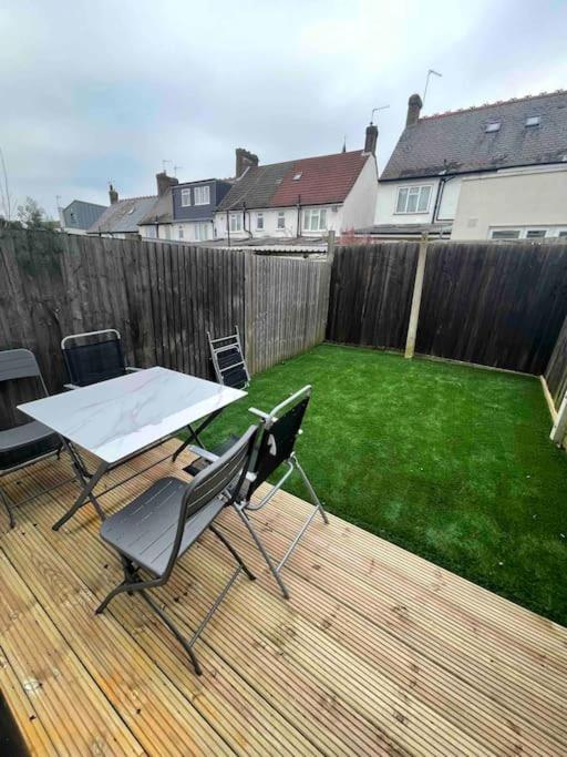 Vakantiehuis Tooting - Cosy 2 Bedroom House With Garden, 5 Mins Walk To Tube Station