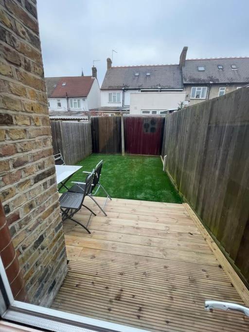 Tooting - Cosy 2 Bedroom House With Garden, 5 Mins Walk To Tube Station Vakantiehuis Londen
