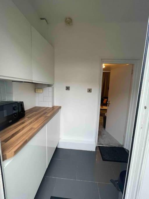 Tooting - Cosy 2 Bedroom House With Garden, 5 Mins Walk To Tube Station Londen