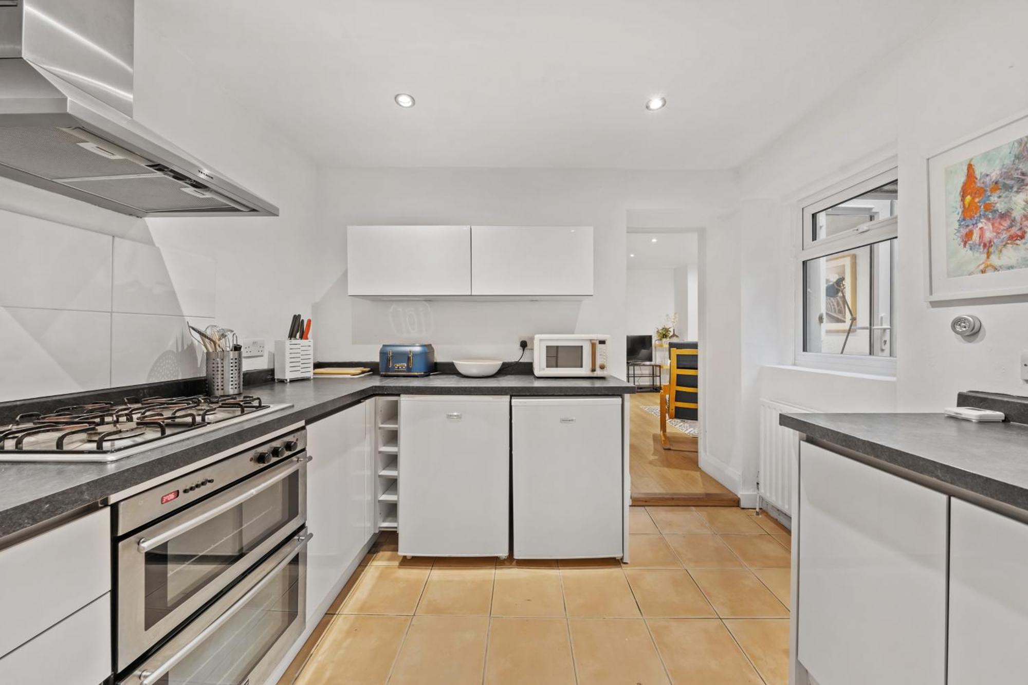 2 Bedroom Garden Flat In W Kensington * Londen