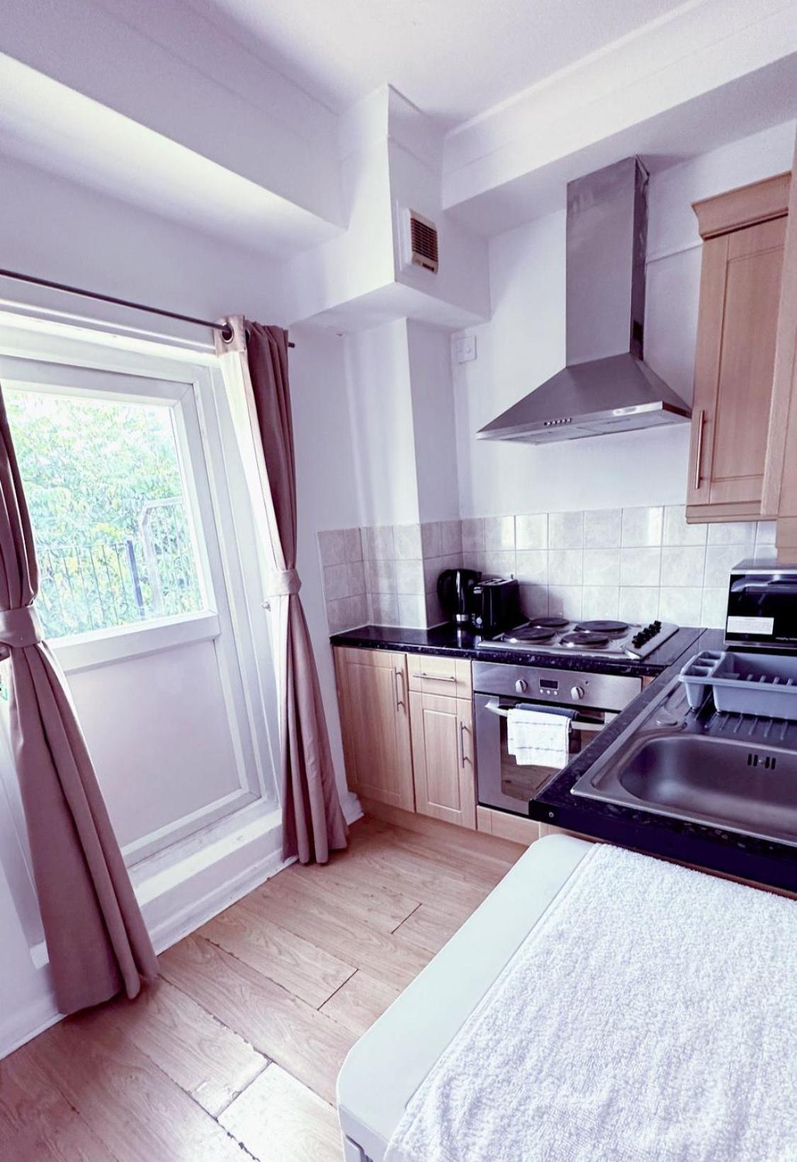 Uk Chaps Retreat: Chelsea Haven With Private Balcony *