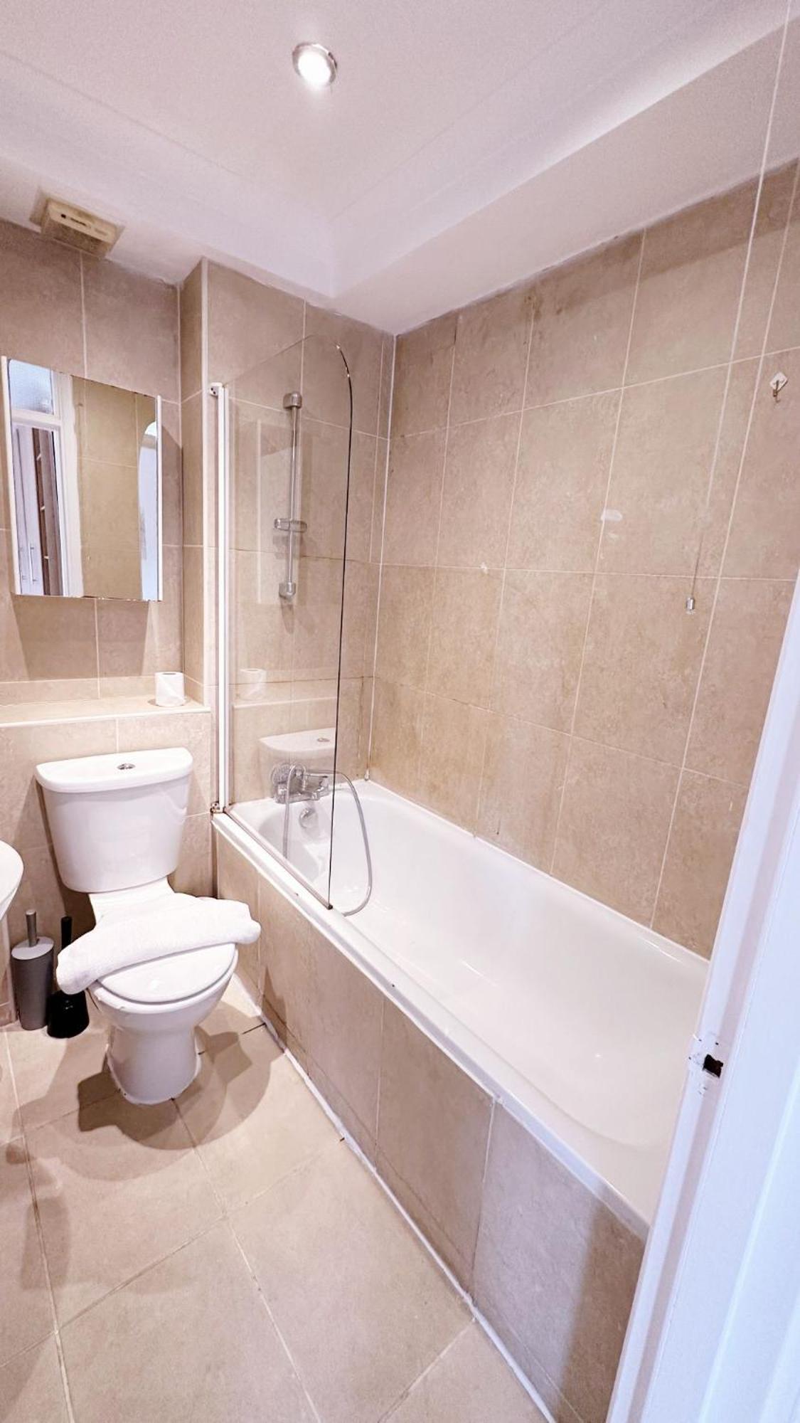 Uk Chaps Retreat: Chelsea Haven With Private Balcony