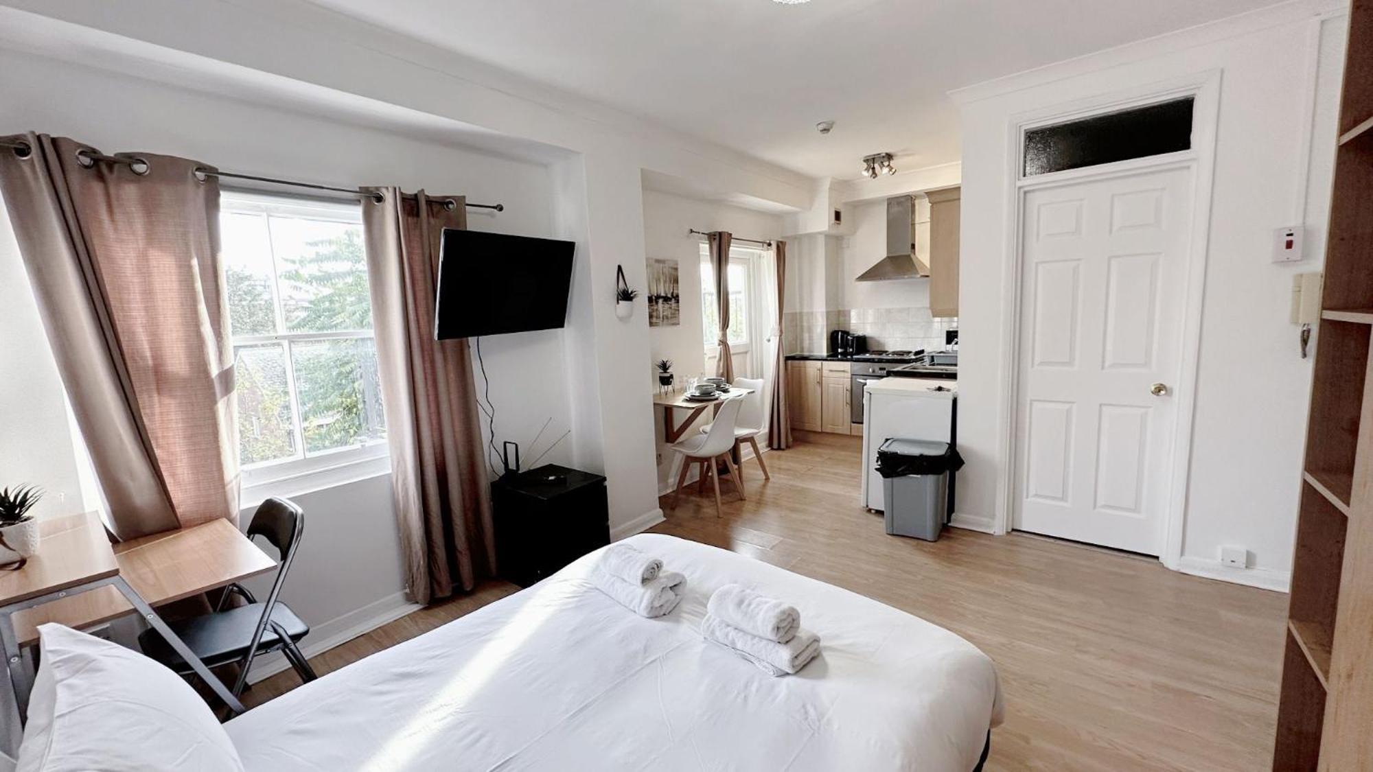 Uk Chaps Retreat: Chelsea Haven With Private Balcony *