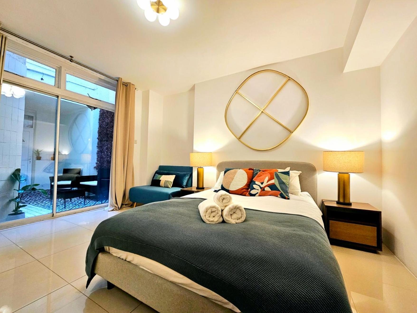 Modern Hyde Park With Private Entrance & Private Back Patio Near Bayswater & Paddington Stations Apartment