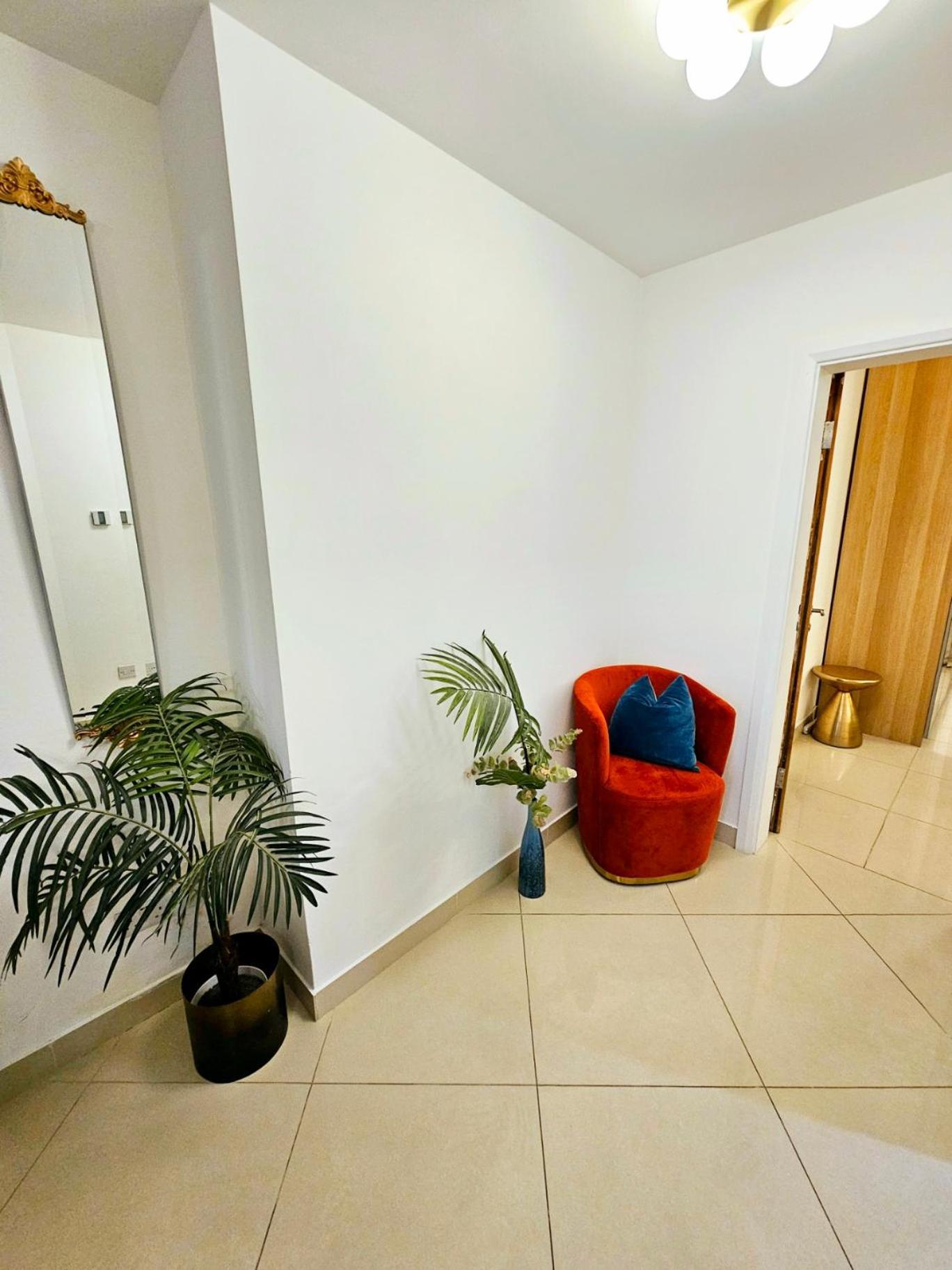 Modern Hyde Park With Private Entrance & Private Back Patio Near Bayswater & Paddington Stations Leilighet London