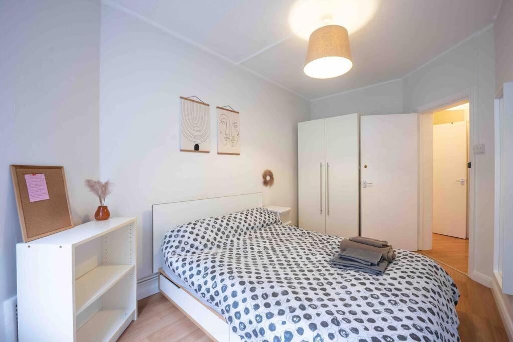 Small One-bed Flat, Payment Required Straight Away, Host Will Message After You've Made A Reservation * Londen