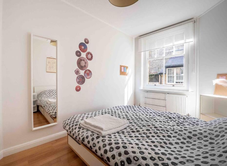 Appartement Small One-bed Flat, Payment Required Straight Away, Host Will Message After You've Made A Reservation Londen