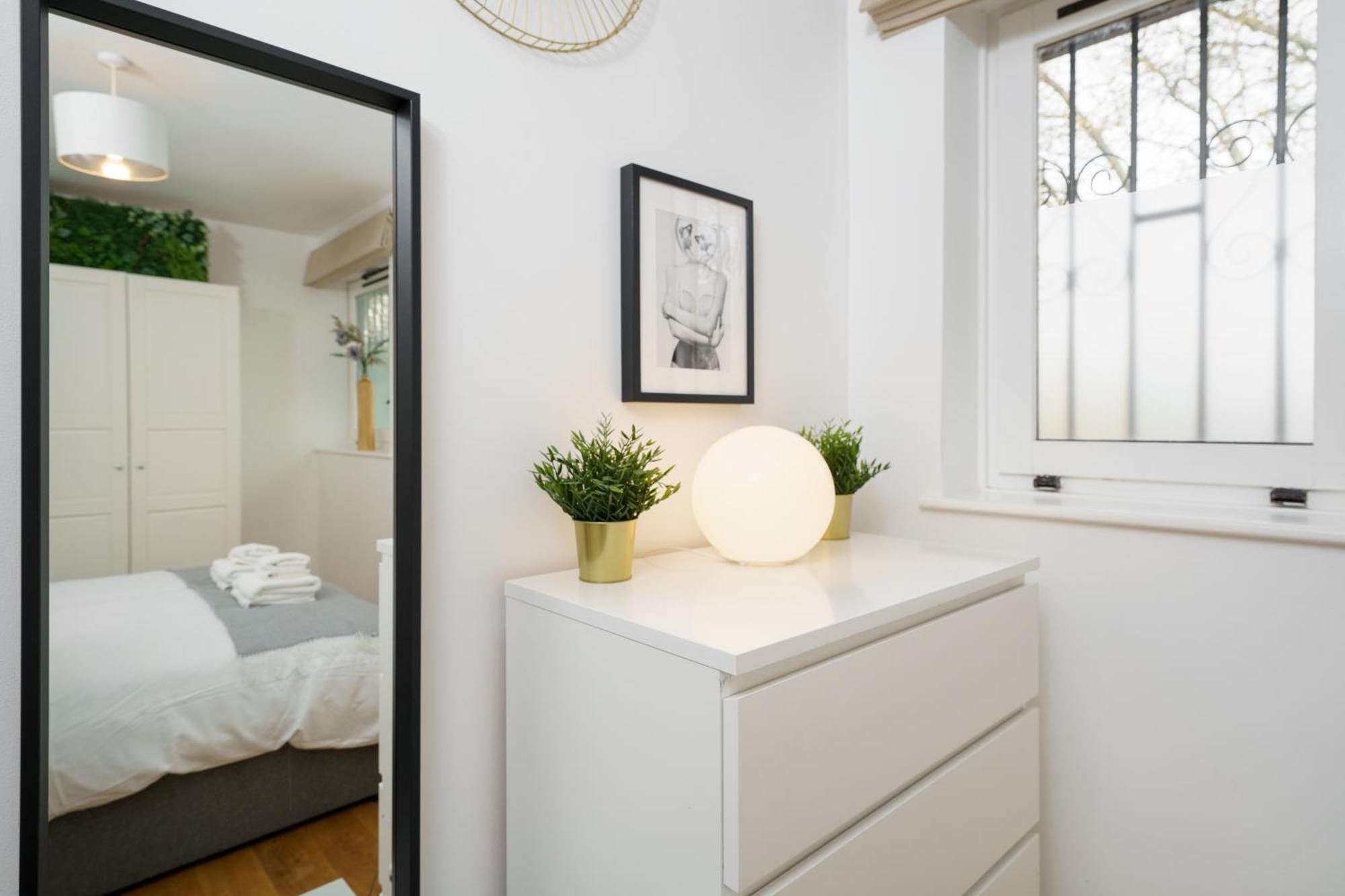 Apartment Lovely In Victoria Park Village