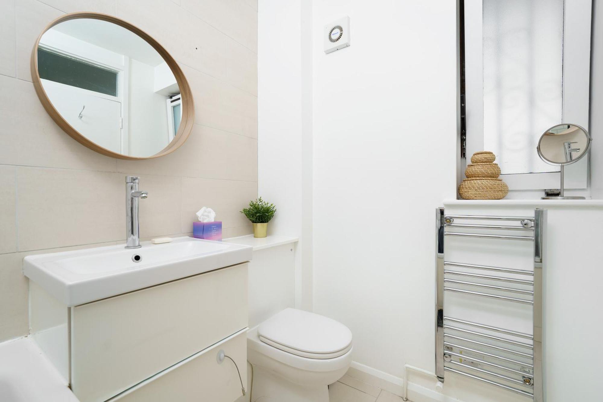 Lovely In Victoria Park Village Apartment *