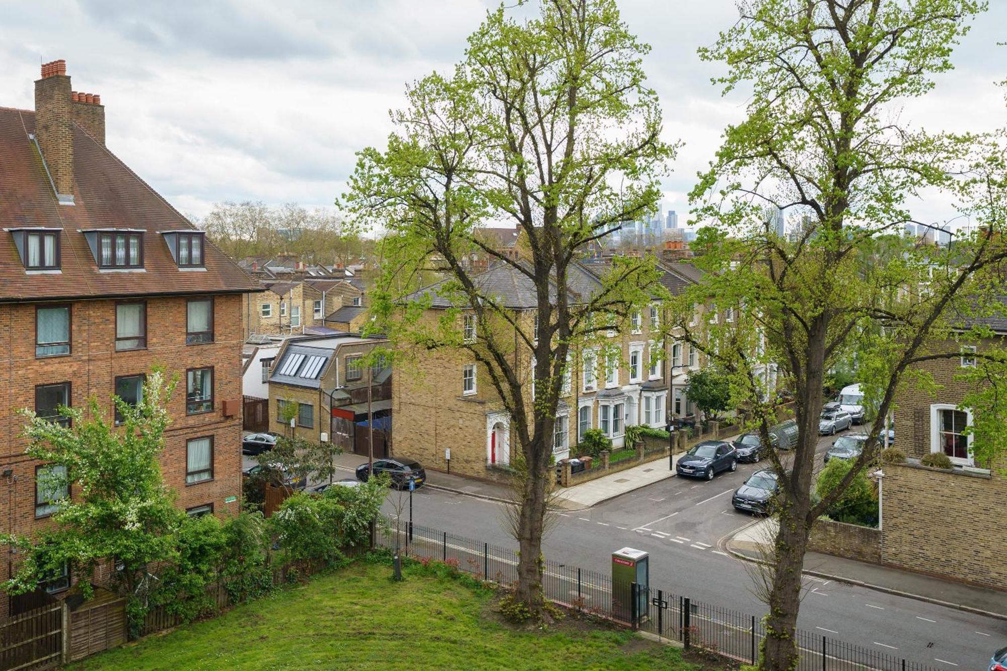 Lovely In Victoria Park Village Apartment *