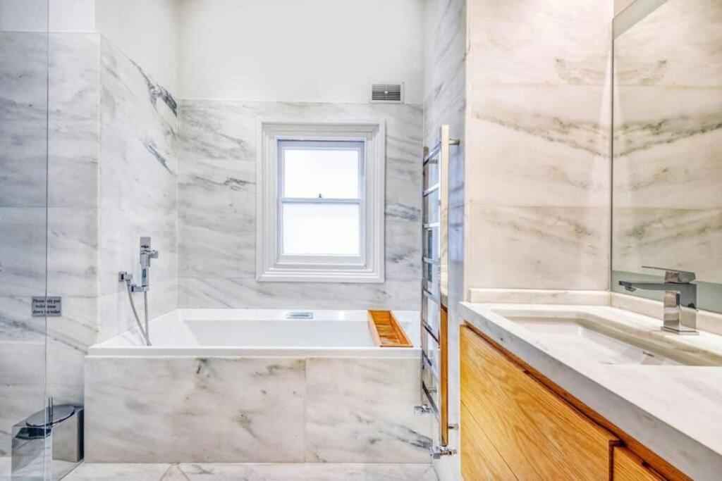 2 Bedroom Luxury Flat In South Kensington * London