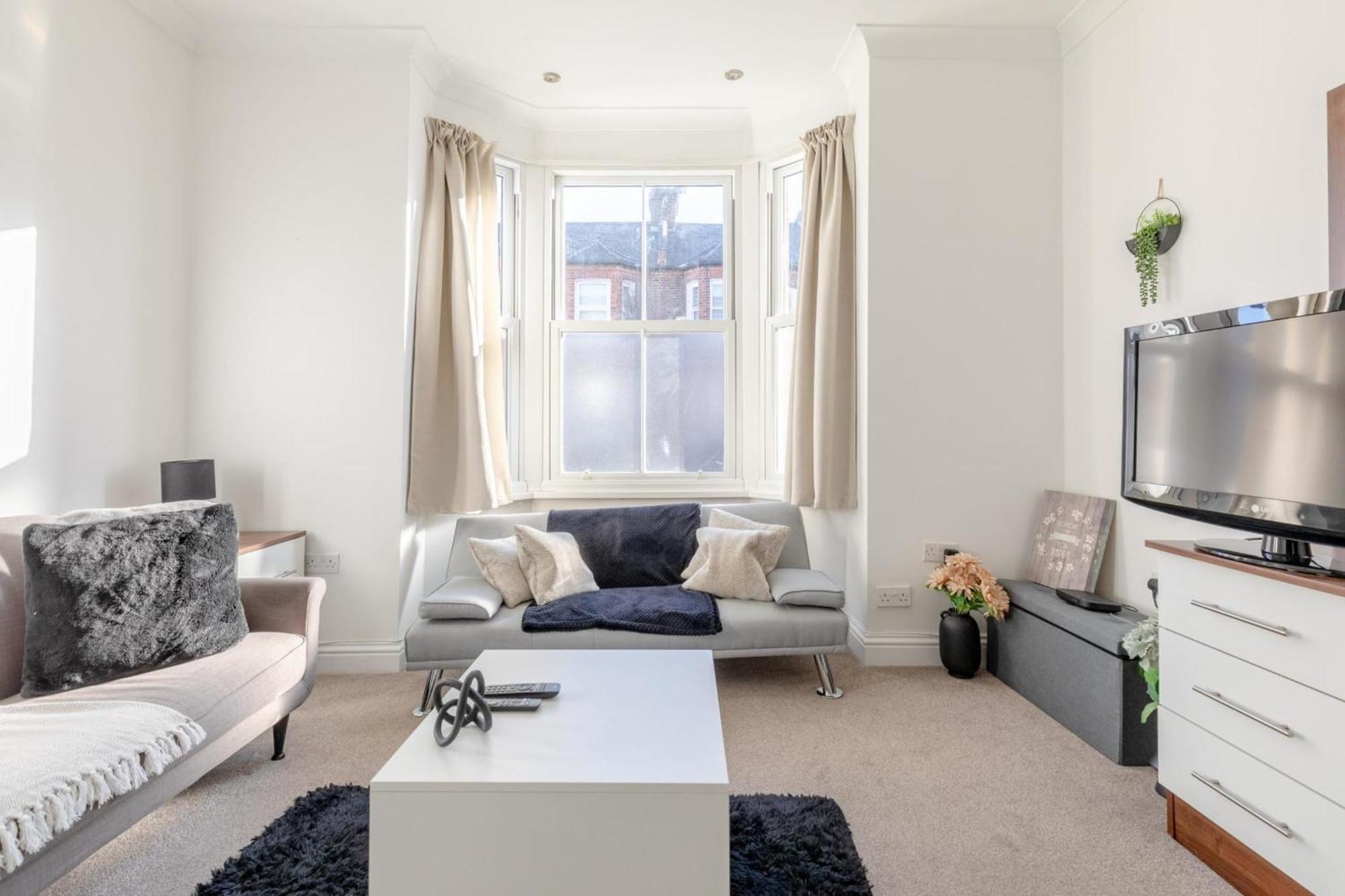 Spacious 1bd Flat 10 Mins From Battersea Park! London
