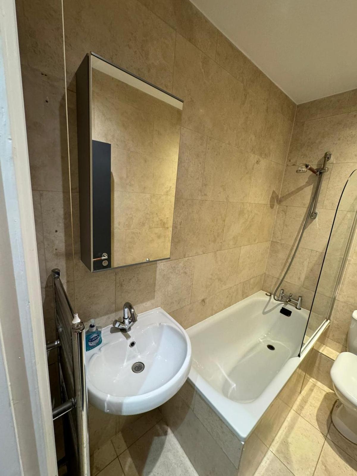 Minutes From Hammersmith And Kensington 2 *