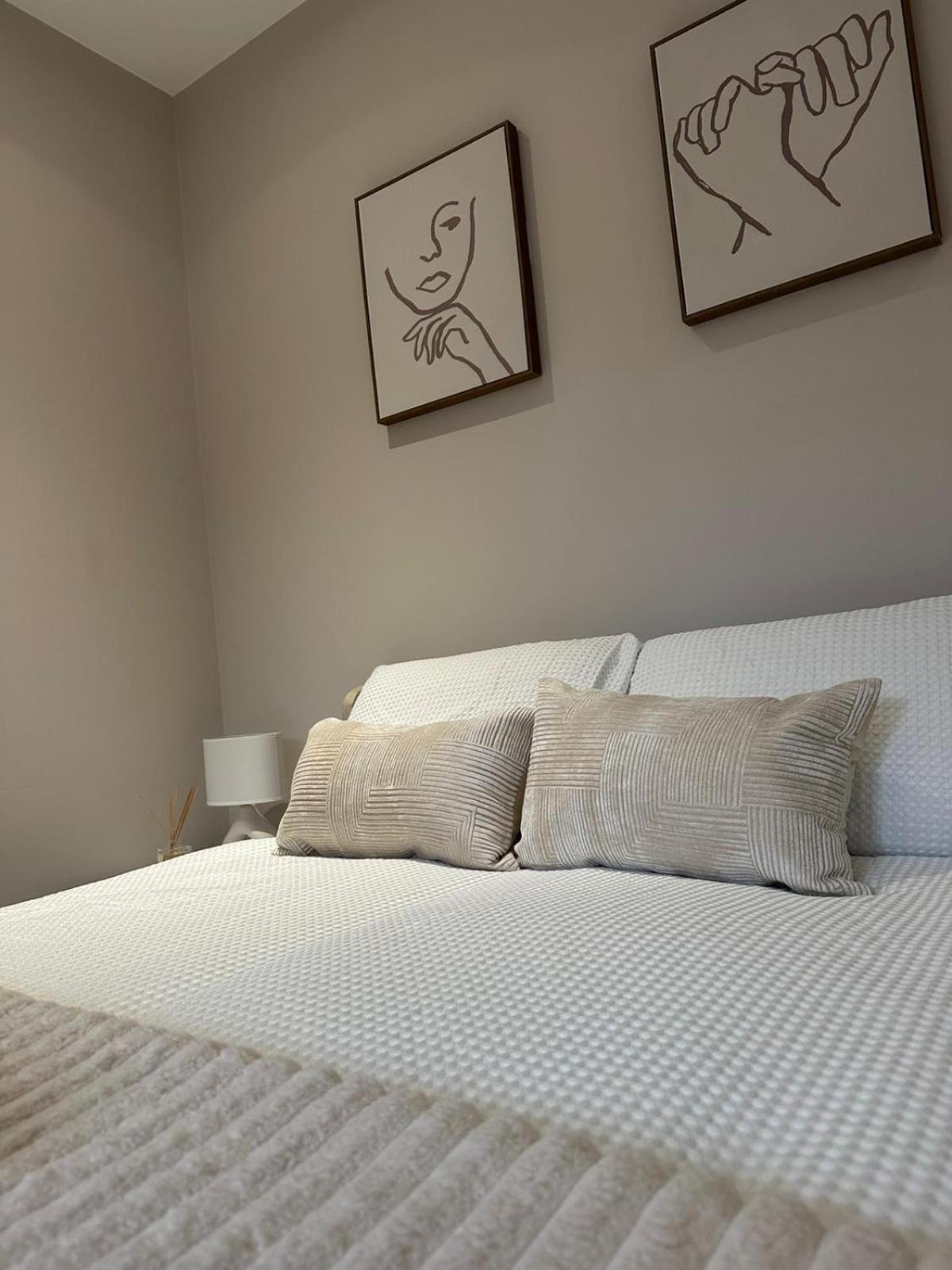 Richardson Deluxe - 3 Bed * London