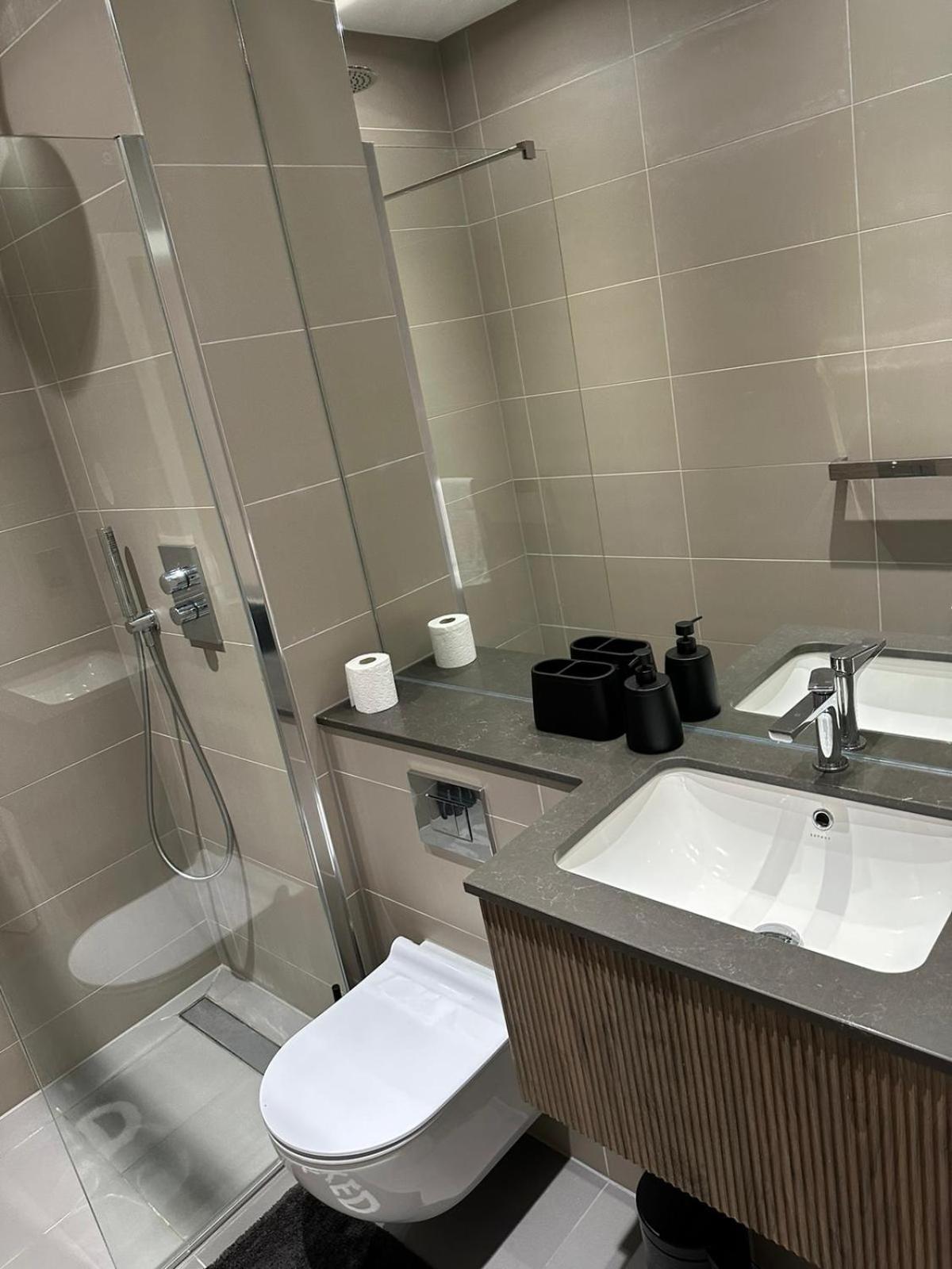 Richardson Deluxe - 3 Bed Apartment London
