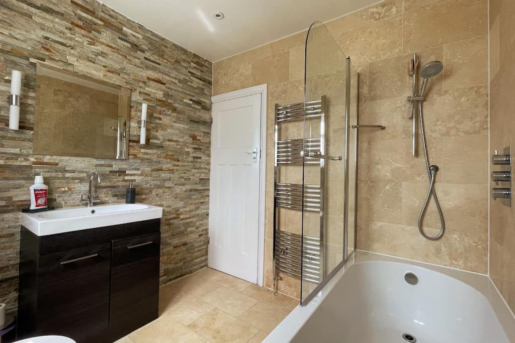 Luxury 4 Bed 2 Bath House With Garden Near Wimbledon