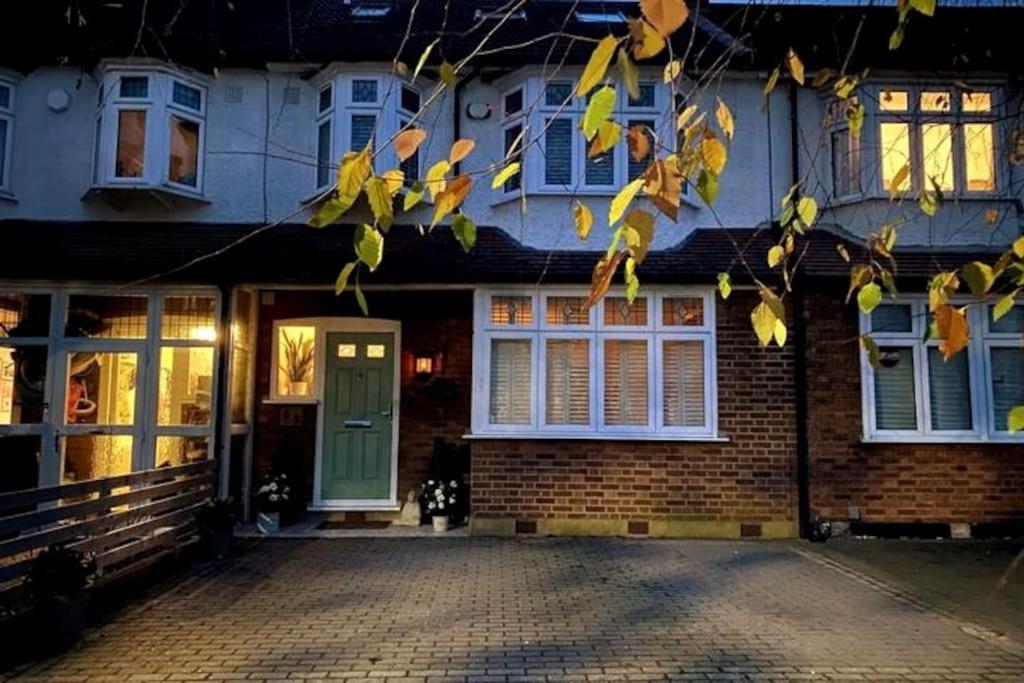 Luxury 4 Bed 2 Bath House With Garden Near Wimbledon London