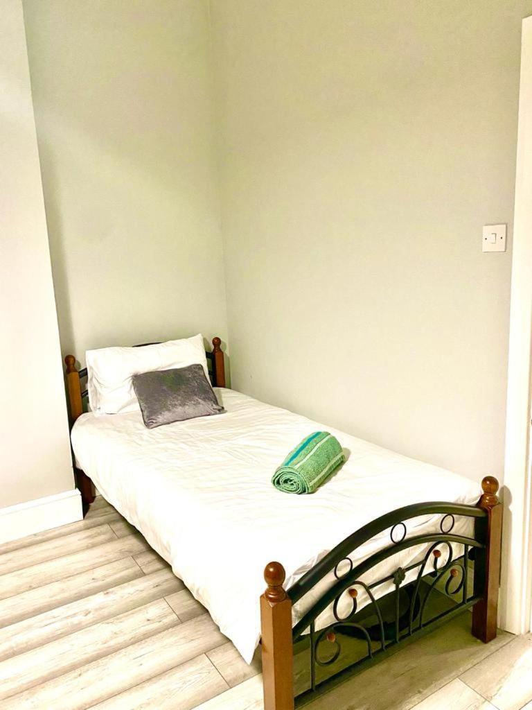 One Bedroom Ground Floor Flat In Leilighet London